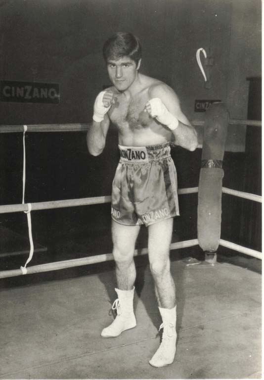 Ritratto di Nino Benvenuti, leggendario pugile italiano e campione olimpico a Roma '60, che esprime determinazione e passione, simbolo di una carriera che ha ispirato lo sport nazionale.