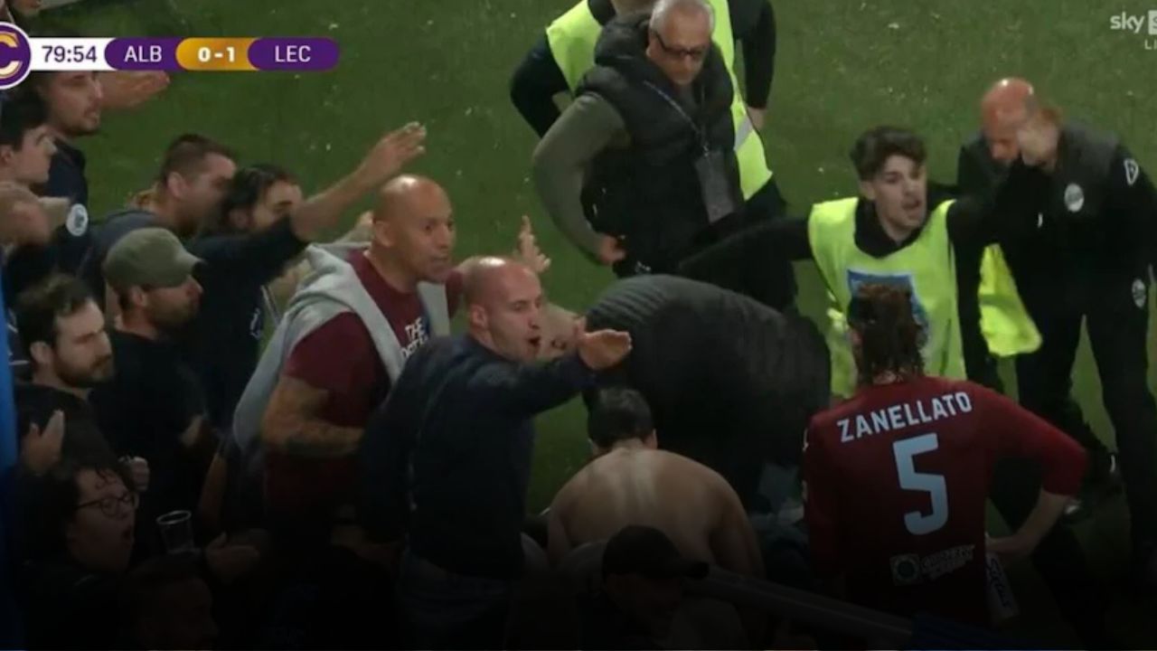 Paura e tragedia sfiorata in Serie C: tifosi cadono in campo, partita sospesa tra Albinoleffe e Lecco